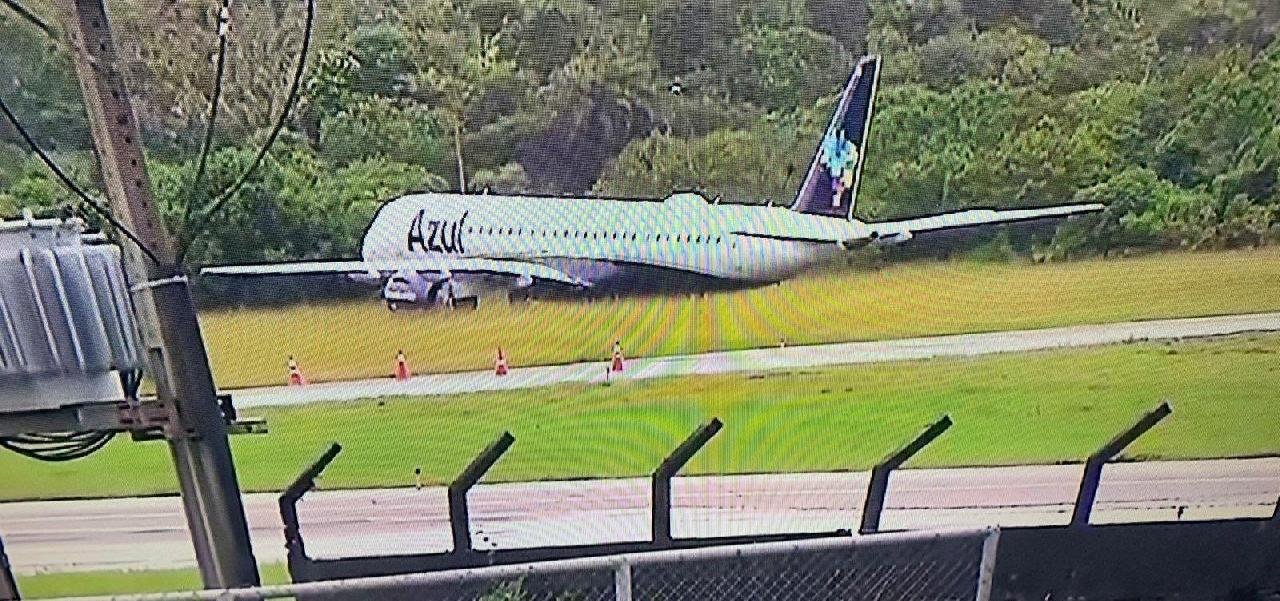 AERONAVE PERDE O CONTROLE E SAI DA PISTA NO AEROPORTO DE SALVADOR AERONAVE PERDE O CONTROLE E SAI DA PISTA NO AEROPORTO DE SALVADOR