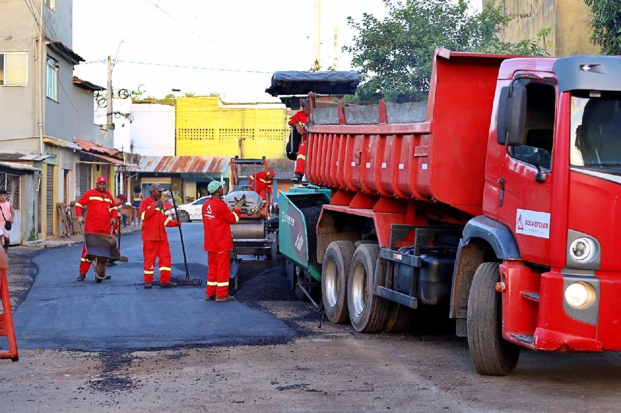 ASFALTO CHEGA À RUA GENEBALDO BISPO E TRANSFORMA ACESSO NO TEOTÔNIO VILELA