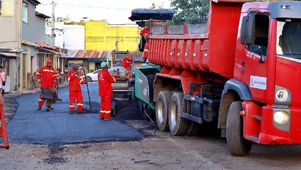 ASFALTO CHEGA À RUA GENEBALDO BISPO E TRANSFORMA ACESSO NO TEOTÔNIO VILELA