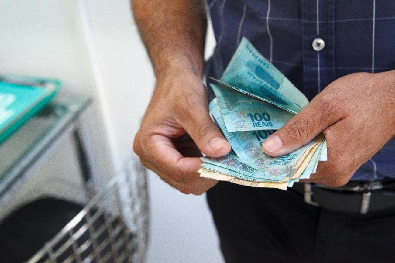EMPRESAS DEVEM PAGAR O 13º SALÁRIO ATÉ ESSA SEXTA-FEIRA, OU PODEM SER MULTADAS EMPRESAS DEVEM PAGAR O 13º SALÁRIO ATÉ ESSA SEXTA-FEIRA, OU PODEM SER MULTADAS