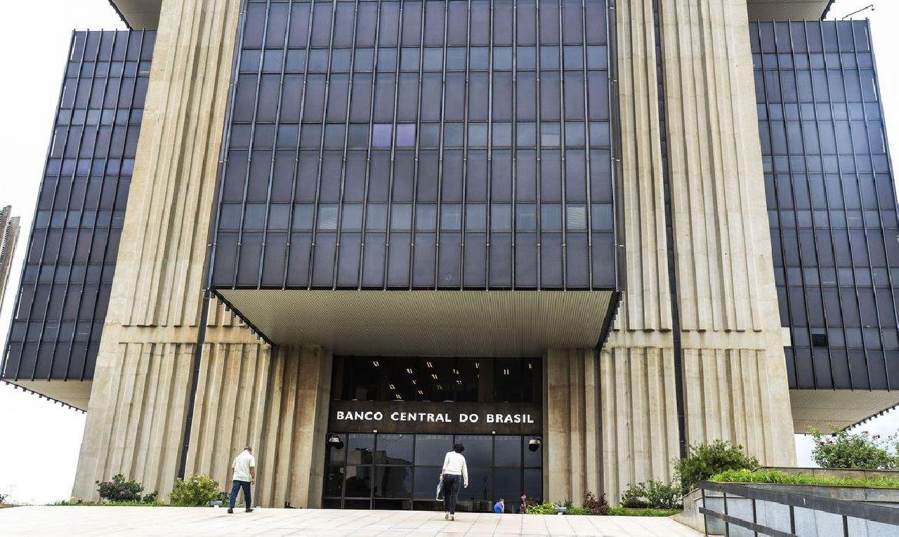 BANCOS PASSAM A COBRAR DÓLAR DO DIA DA COMPRA COM CARTÃO BANCOS PASSAM A COBRAR DÓLAR DO DIA DA COMPRA COM CARTÃO