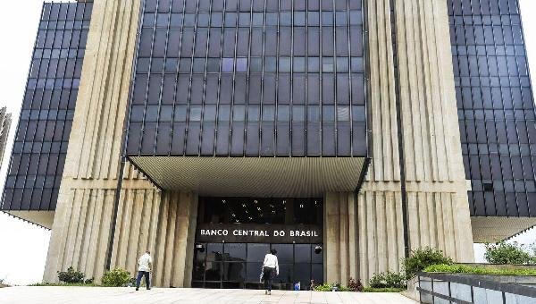 BANCOS PASSAM A COBRAR DÓLAR DO DIA DA COMPRA COM CARTÃO